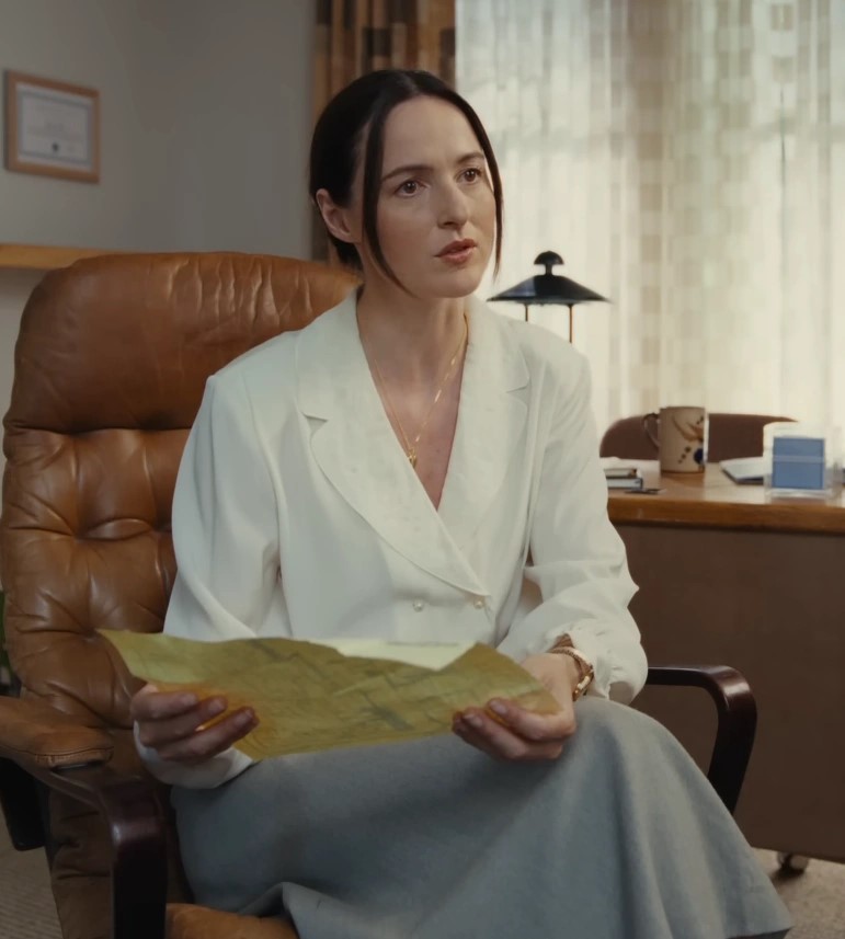 Dr. Mary Kline(Renate Reinsve)