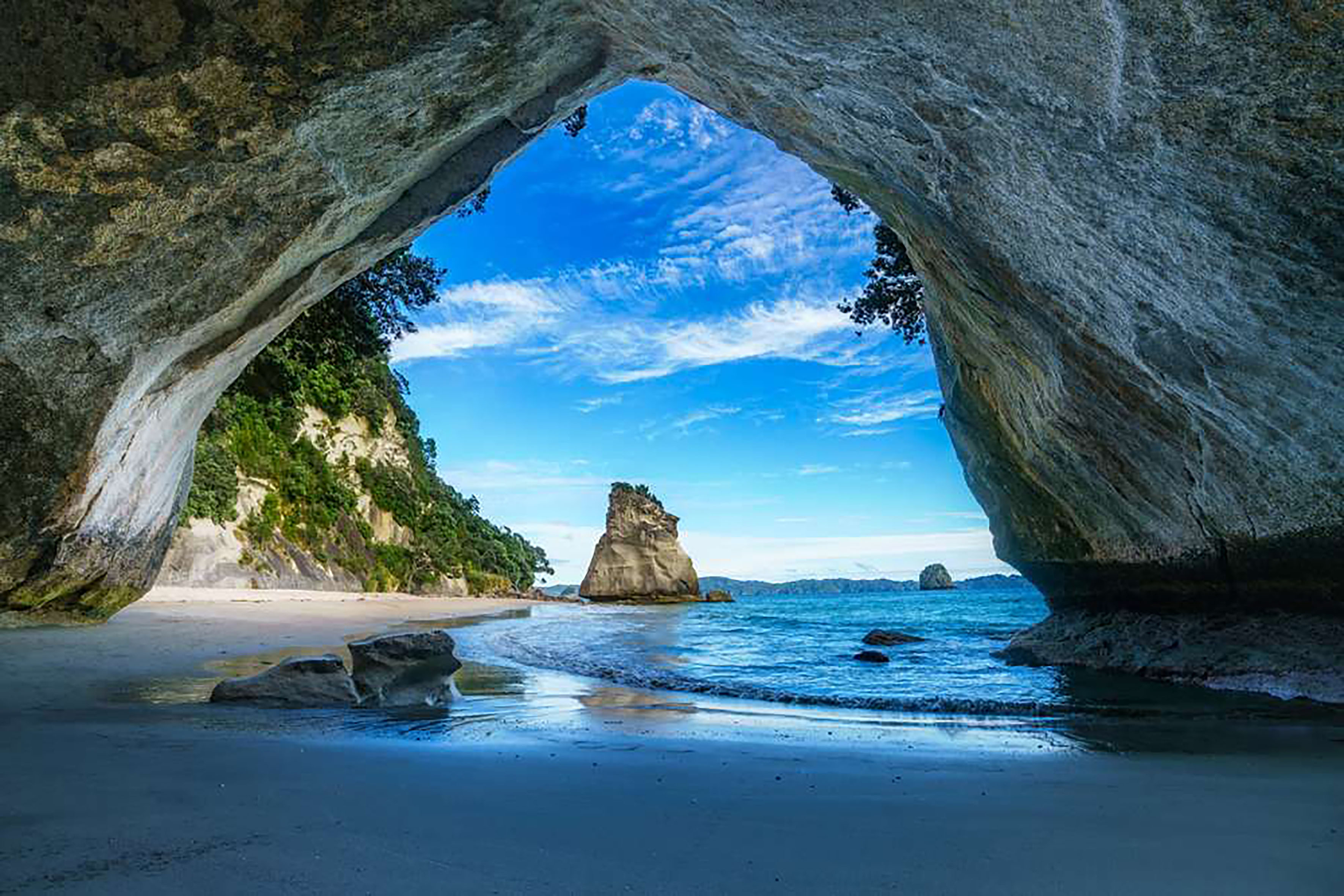 Image of Cathedral Cove in New Zealand